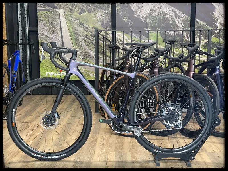 Revolt X Advanced Pro 0 Medium Airglow/Black 2023Currant-1